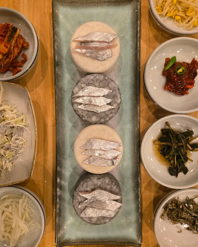 정갈하게 차려진 밑반찬과 갈치회