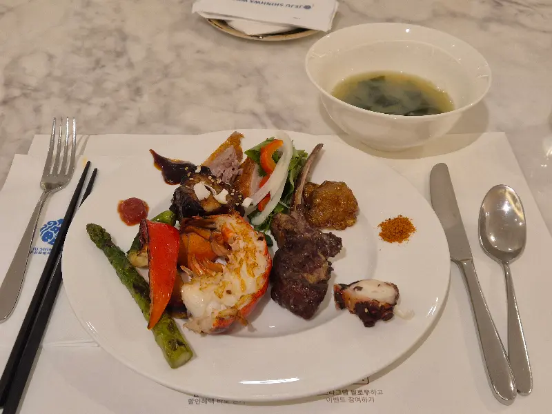 랍스터와 양갈비 스테이크가 담긴 접시