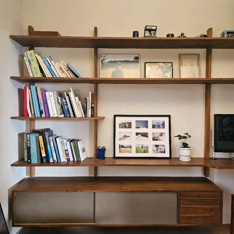 책과 소품으로 꾸며진 카페 내부