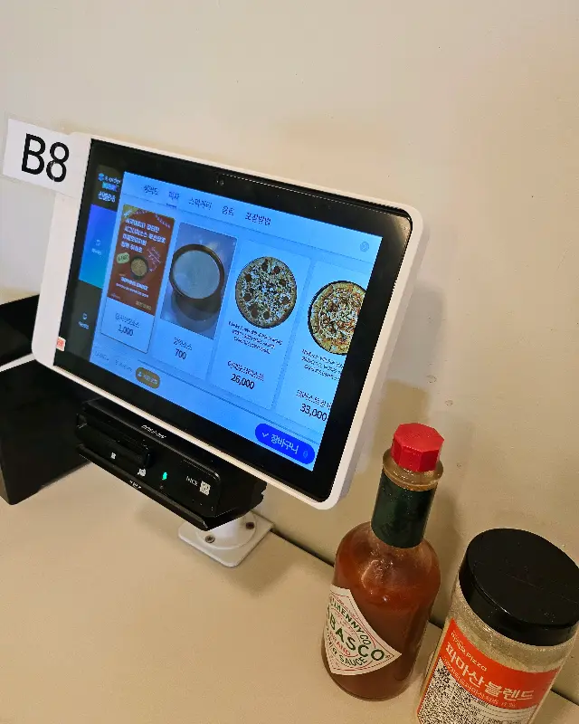 주문대 옆에 비치된 핫소스와 치즈가루