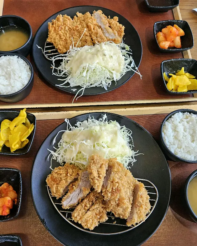 돈까스 소스에 찍어먹는 등심 돈까스