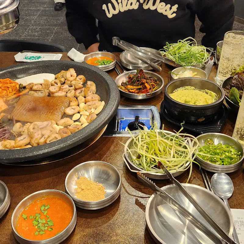 다양한 곁들임과 함께 푸짐하게 차려진 막창 한 상 차림