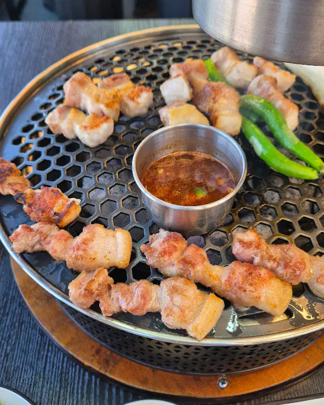 흑돼지 근고기 굽는 모습