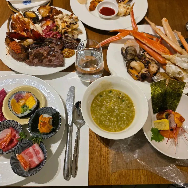 테이블 가득 차려진 뷔페 음식