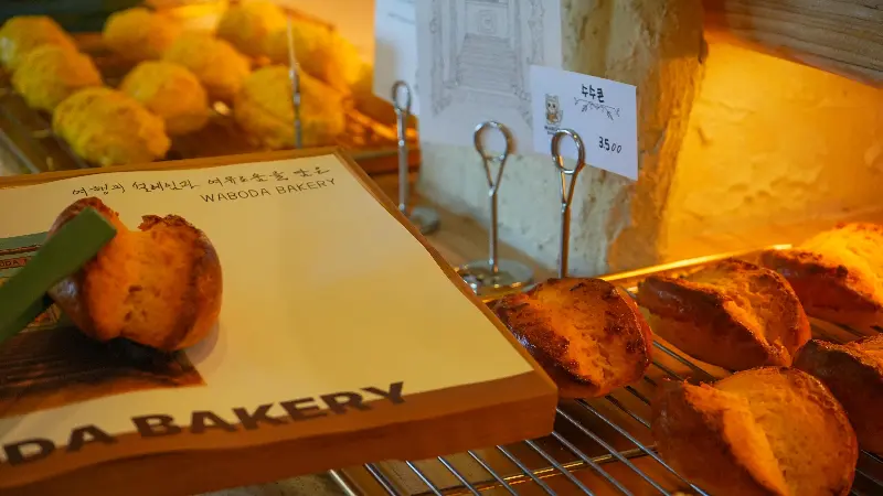 다양한 종류의 빵들이 진열된 쇼케이스