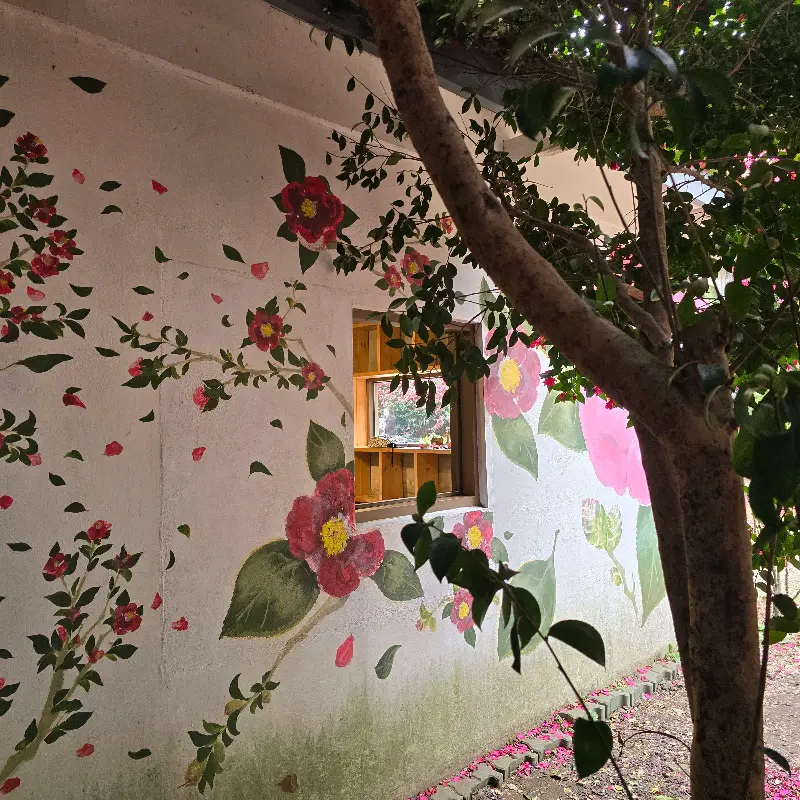 벽에 그려진 동백꽃 그림