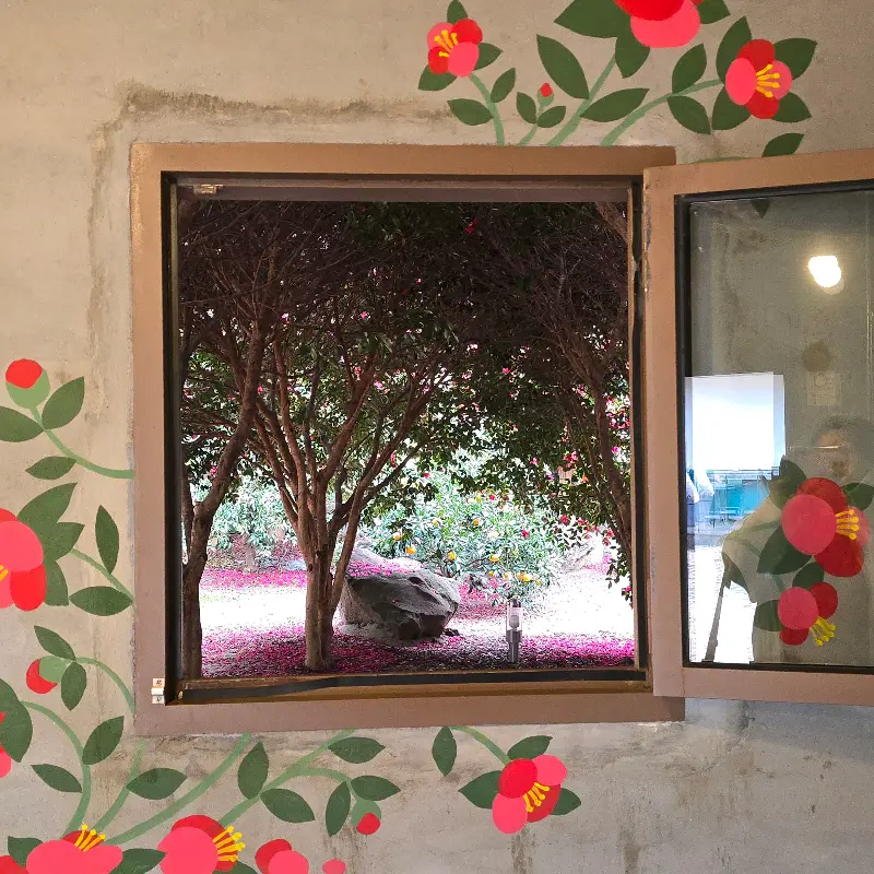 동백꽃 그림으로 장식된 창문