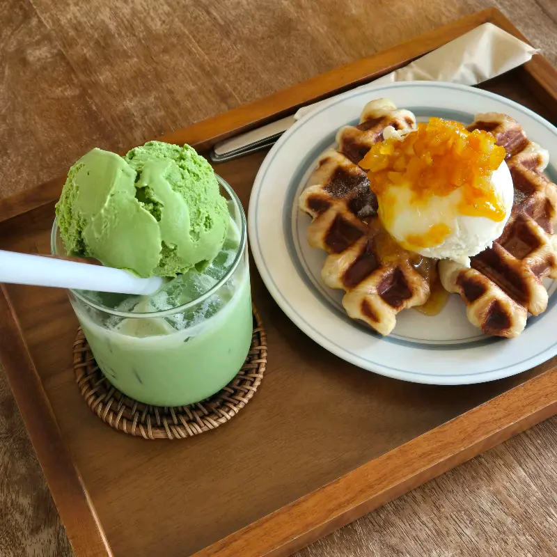 말차 음료와 한라봉 크로플, 보기만 해도 먹음직스러운 비주얼을 자랑한다.