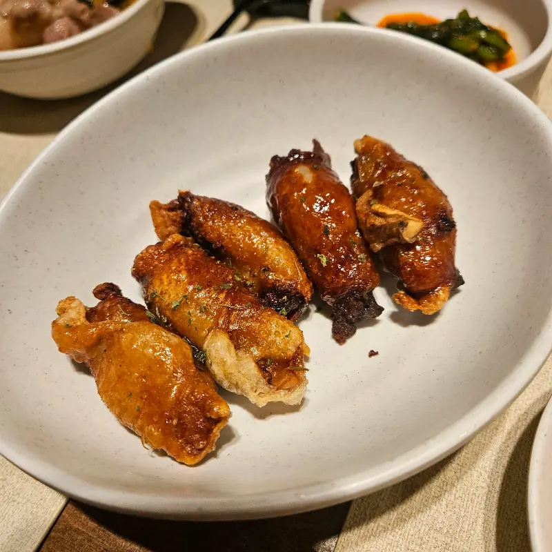 윤기가 자르르 흐르는 흑돼지 목살