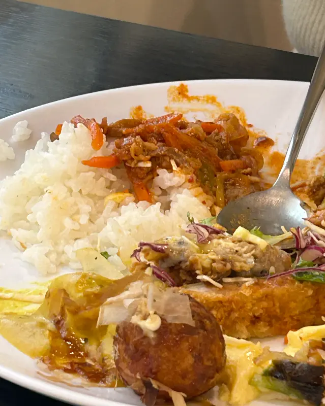 다채로운 뷔페 음식