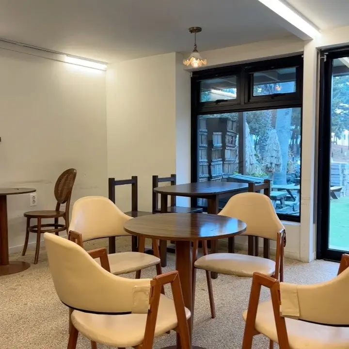 아늑한 카페 내부