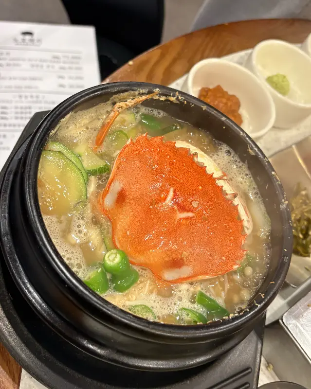 꽃게가 통째로 들어간 된장찌개의 모습