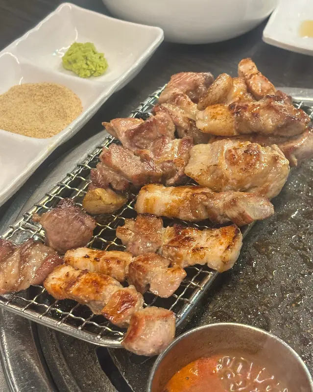 잘 구워진 흑돼지