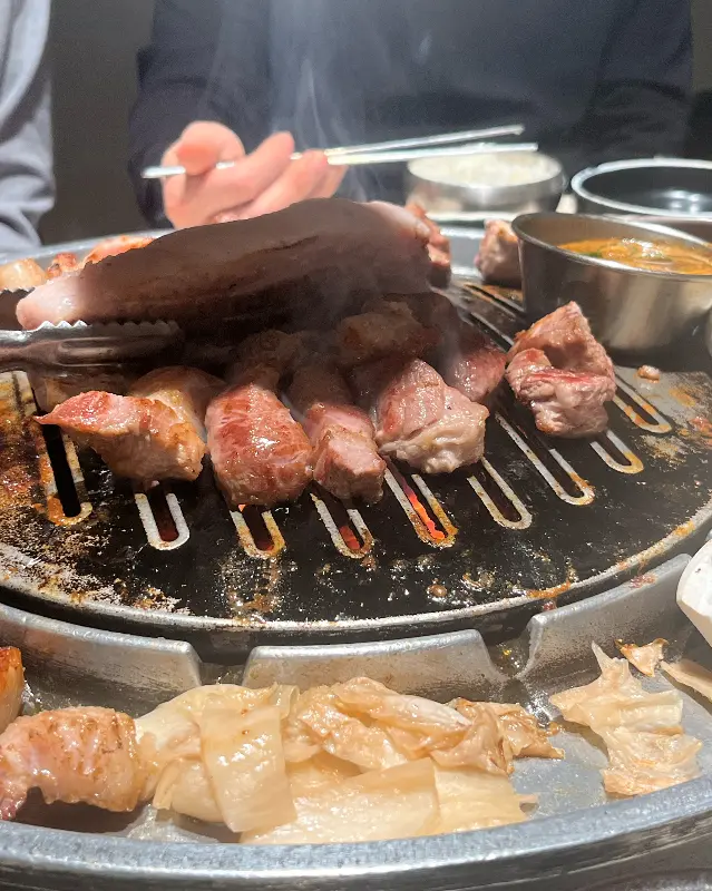 불판 위에서 익어가는 삼겹살