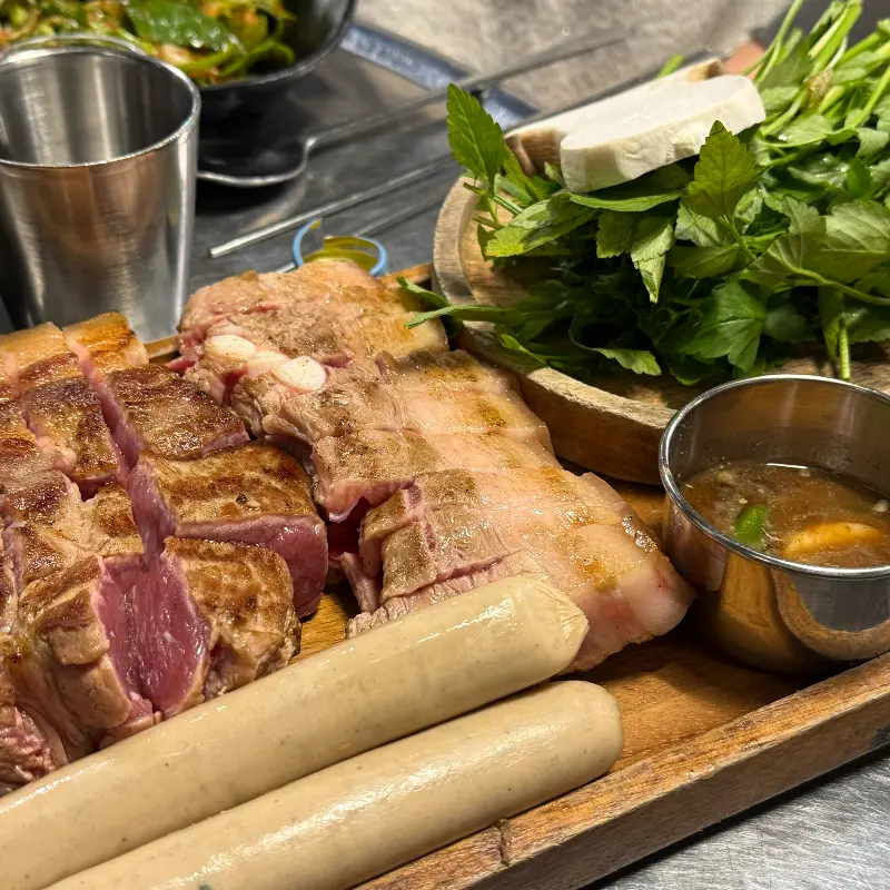 잘 구워진 흑돼지 근접 샷