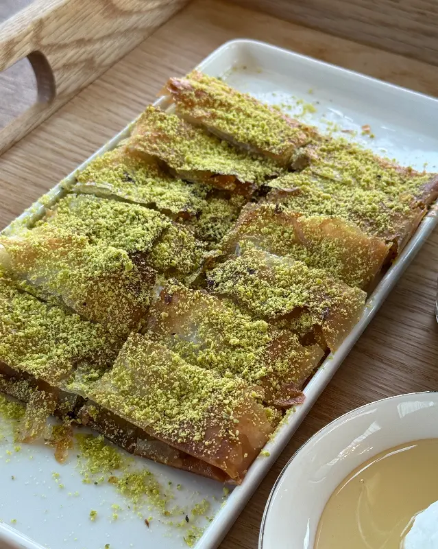 피스타치오 가루가 듬뿍 뿌려진 쉬어갓의 카트메르