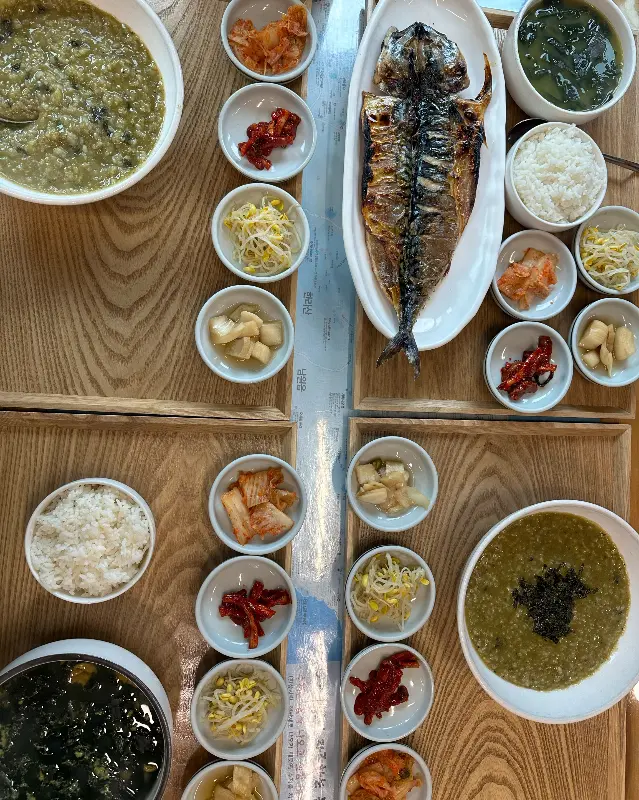 보말죽, 성게 미역국, 고등어 구이 정식 한 상 차림 사진