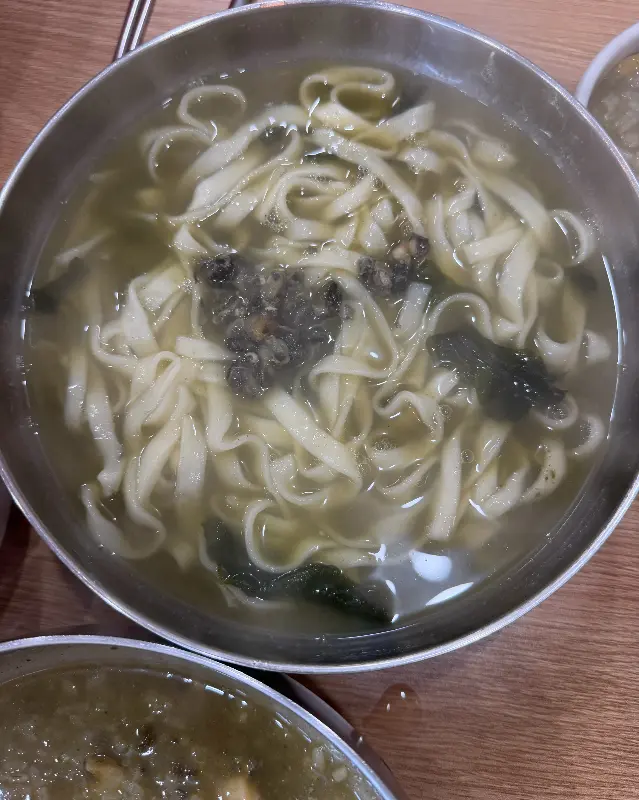 스테인리스 그릇에 담긴 보말칼국수