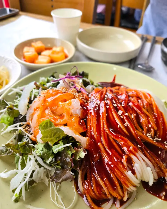 다채로운 색감의 회국수