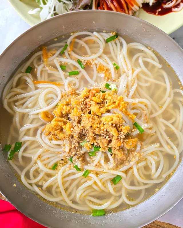 성게알이 듬뿍 올려진 따뜻한 성게국수