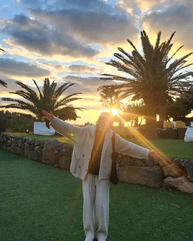 소색채본 야외 공간에서 석양을 즐기는 모습