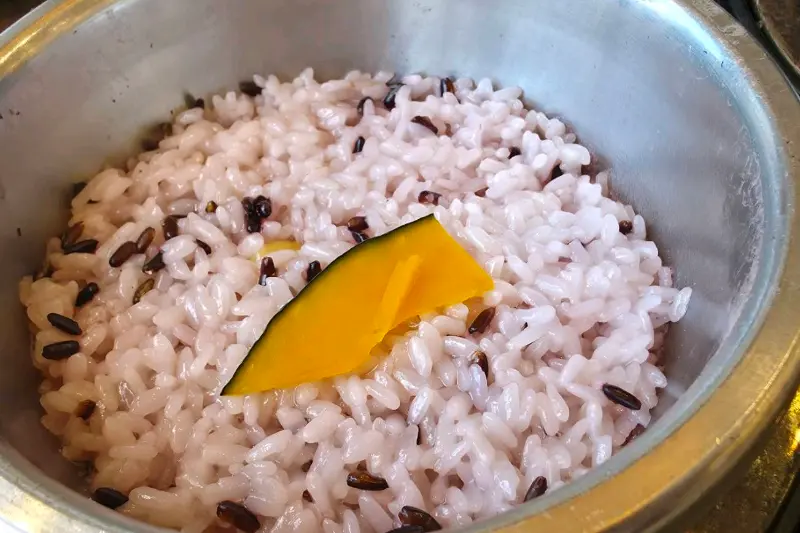 돌솥밥에 담긴 윤기 자르르 흐르는 밥