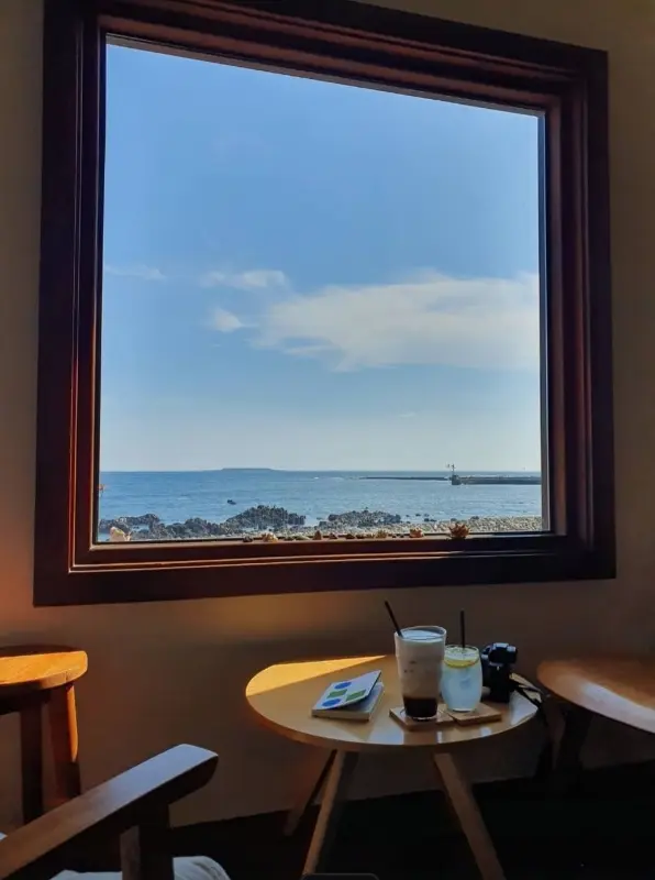 창밖으로 보이는 제주 바다 풍경