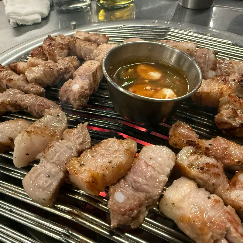 숯불 위 삼겹살