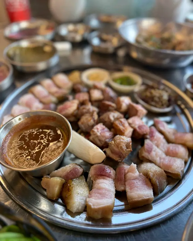 흑돼지 오겹살과 멜젓