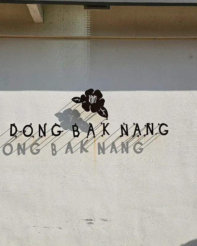 카페 내부의 벽화. 흑백 톤의 그림이 고혹적인 분위기를 자아낸다.