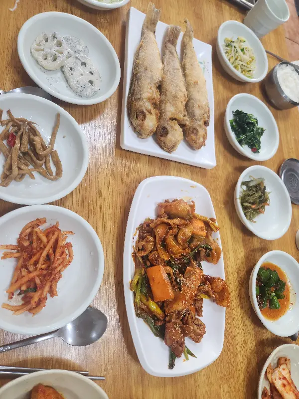 옥돔구이, 제육볶음, 톳 무침 등 다채로운 반찬 구성