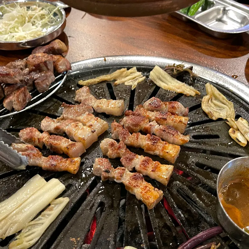 흑돼지와 고사리, 묵은지의 환상적인 조합