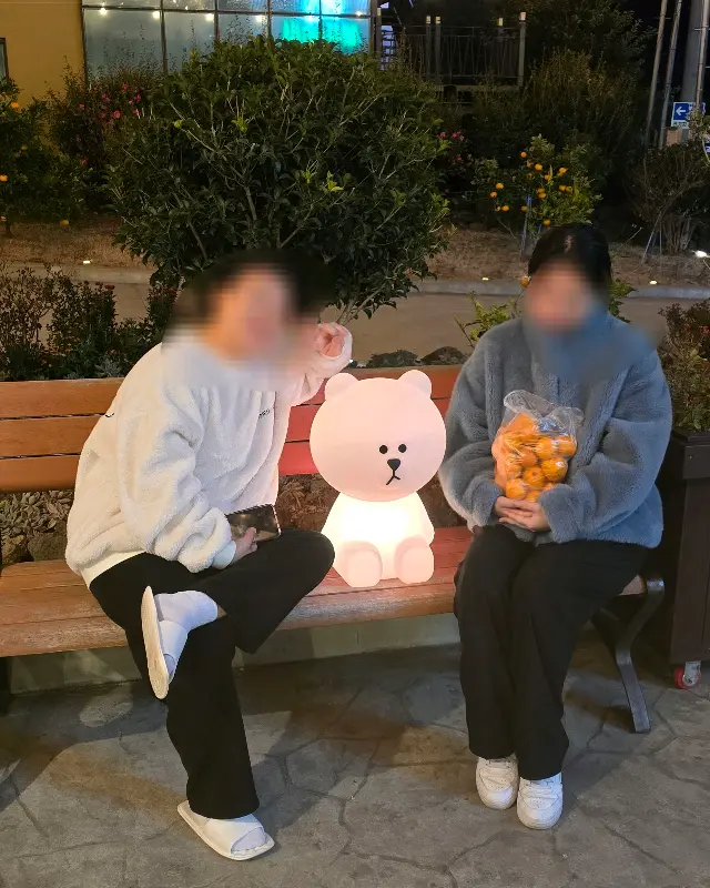 귤을 들고 있는 모습