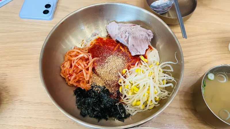 깔끔하게 정돈된 테이블 세팅