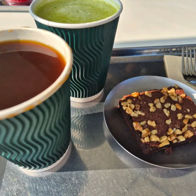 커피와 브라우니 케이크