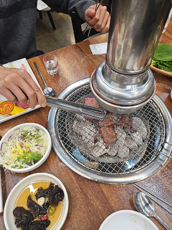 숯불 위에서 익어가는 한우