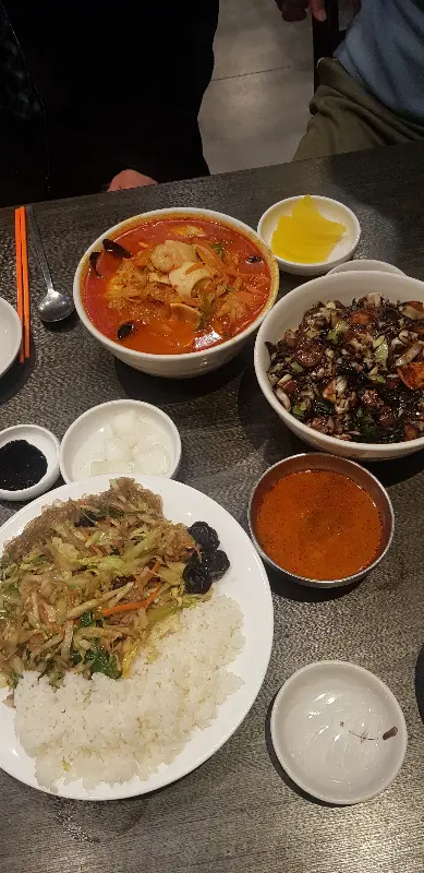 꽃게짬뽕과 짜장면, 단무지가 놓인 테이블 사진