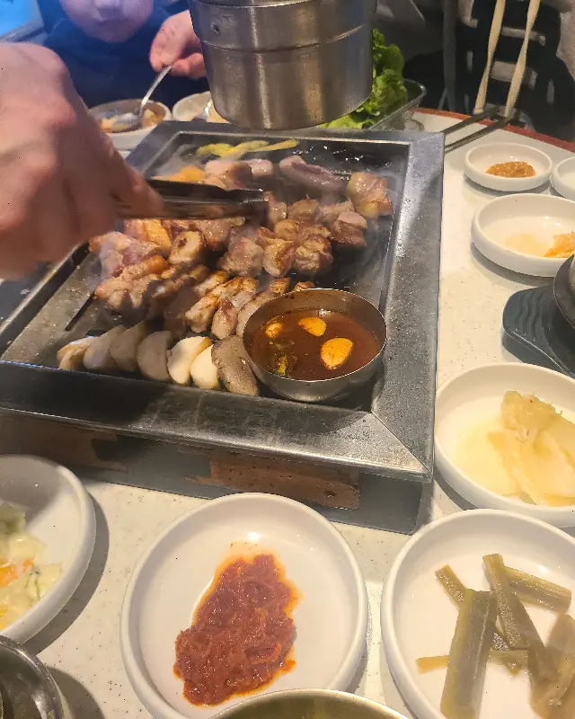 직원분이 직접 구워주는 흑돼지