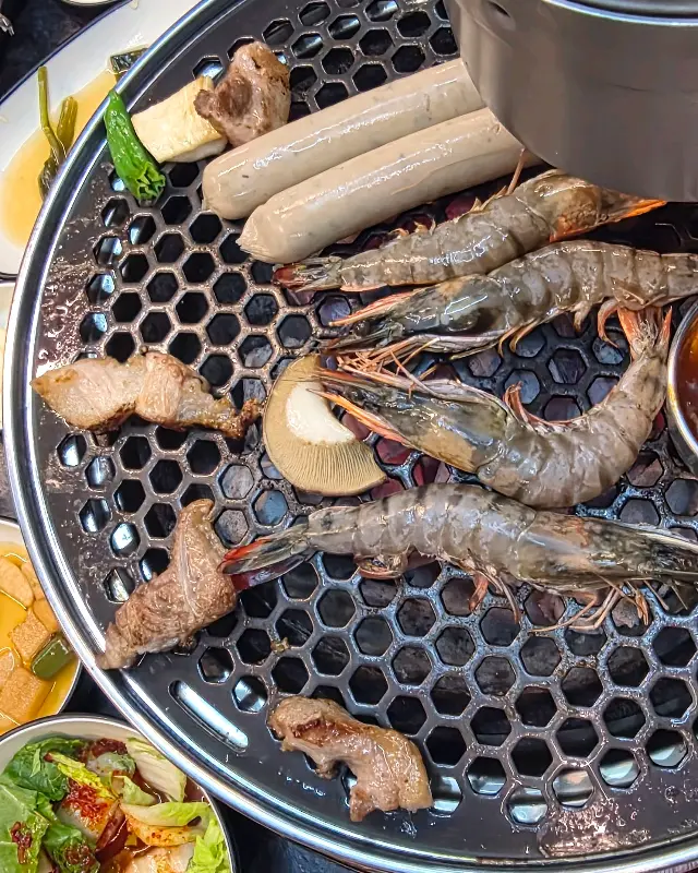 흑돼지와 해산물을 함께 구워 먹는 모습