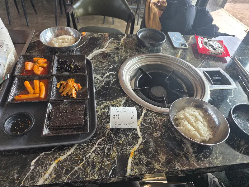 정갈하게 차려진 밑반찬과 밥