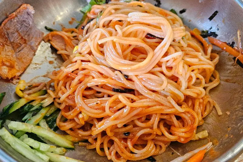먹돌고기국수 비빔국수 근접샷