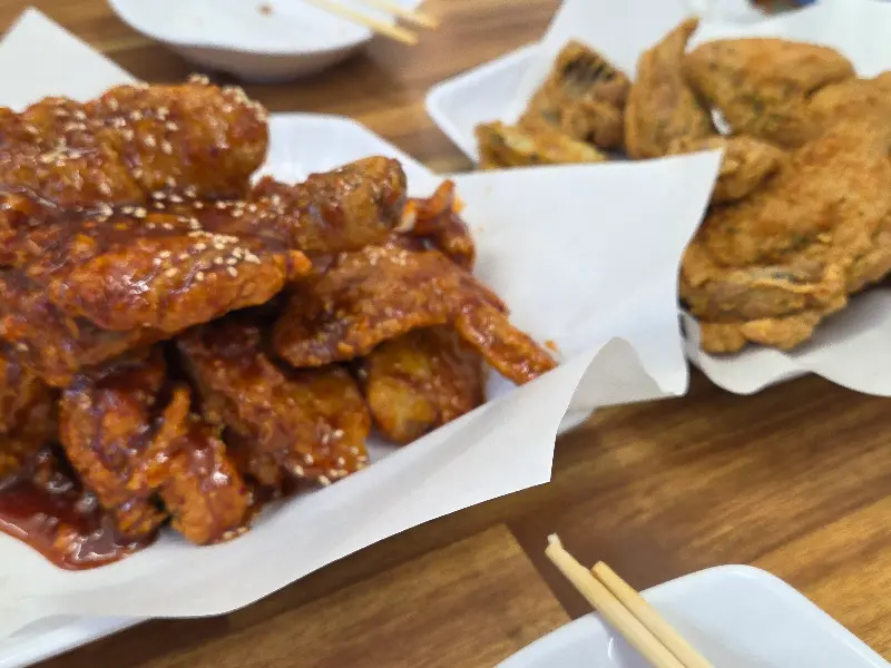 윤기가 흐르는 양념 통닭의 모습