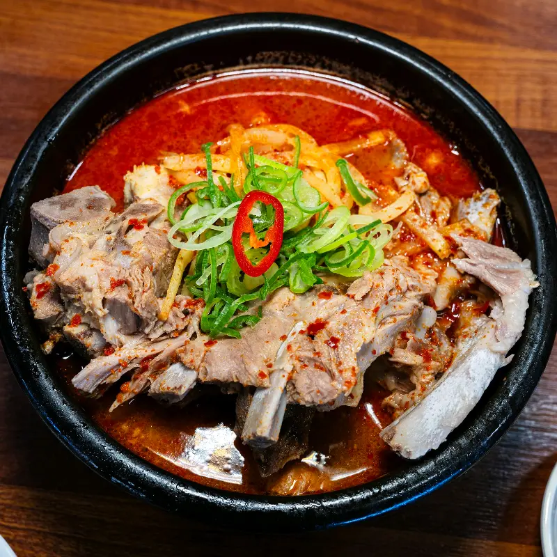 용두네 해장국의 푸짐한 얼큰 접짝뼈국