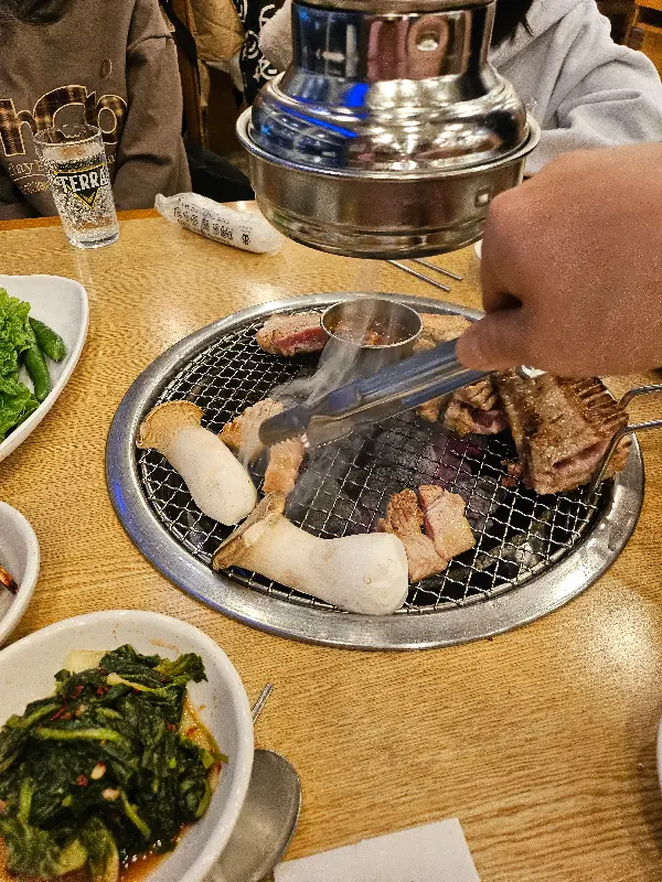 숯불에 구워지는 흑돼지