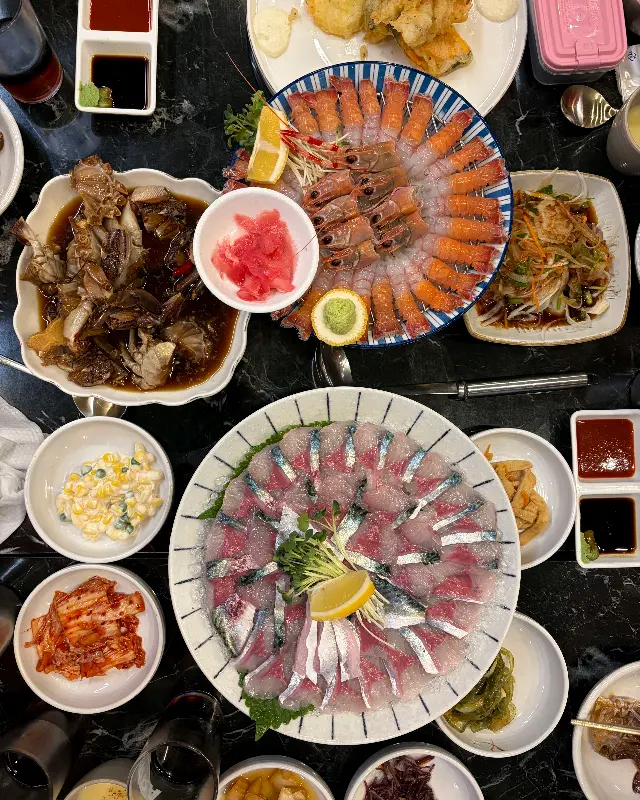 다채로운 해산물 한 상 차림