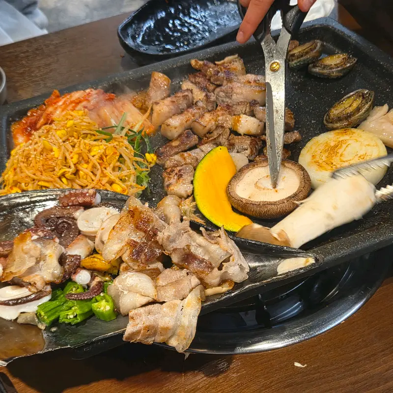 흑돼지 해물 삼합 볶음밥