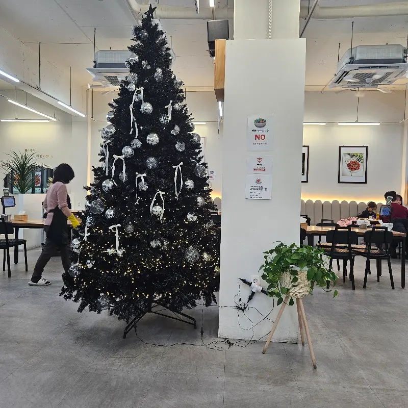 매장 내부에 설치된 크리스마스 트리