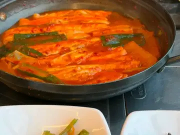 혼밥러의 제주 맛집 정석 탐방기: 공항 근처 바다 뷰에 뼈 없는 갈치조림이라니, 여긴 천국인가!