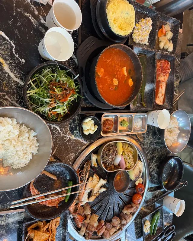 불판 가득 채운 흑돼지