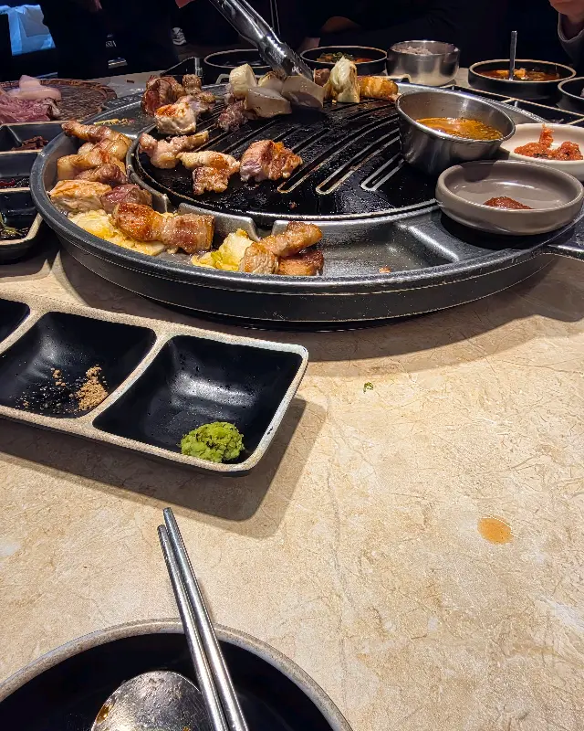 다 익은 돼지고기를 멜젓에 찍어 먹기 직전의 모습